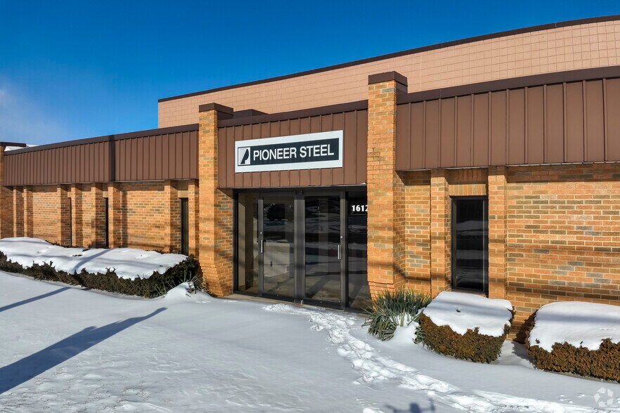 16129 Common Rd, Roseville, MI à louer - Photo de l’immeuble – Image 2 sur 8