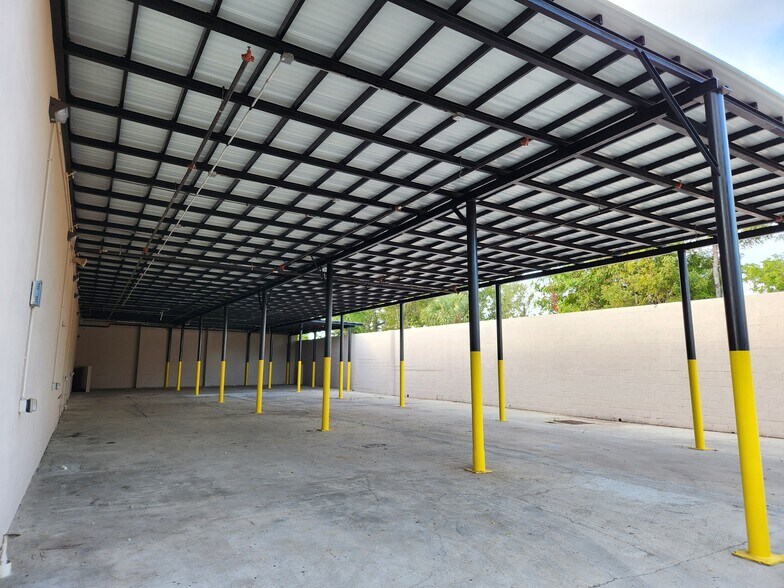 2949 2nd Ave N, Palm Springs, FL à louer - Photo de l’immeuble – Image 3 sur 36