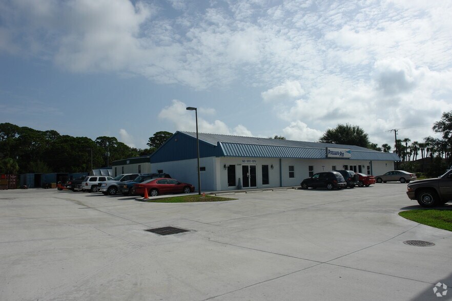 7300 Commercial Cir, Fort Pierce, FL à louer - Photo de l’immeuble – Image 2 sur 7