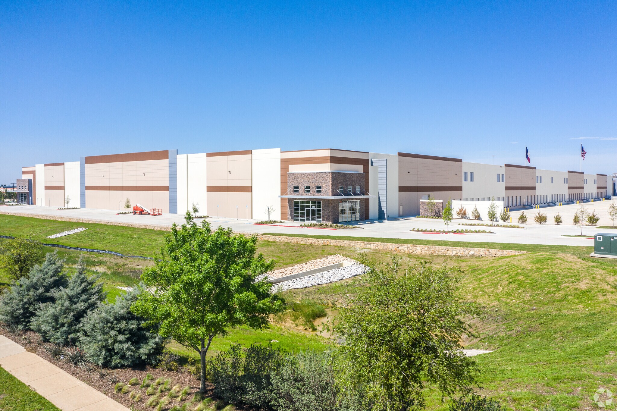 1131 W Bardin Rd, Arlington, TX à louer Photo principale– Image 1 sur 11