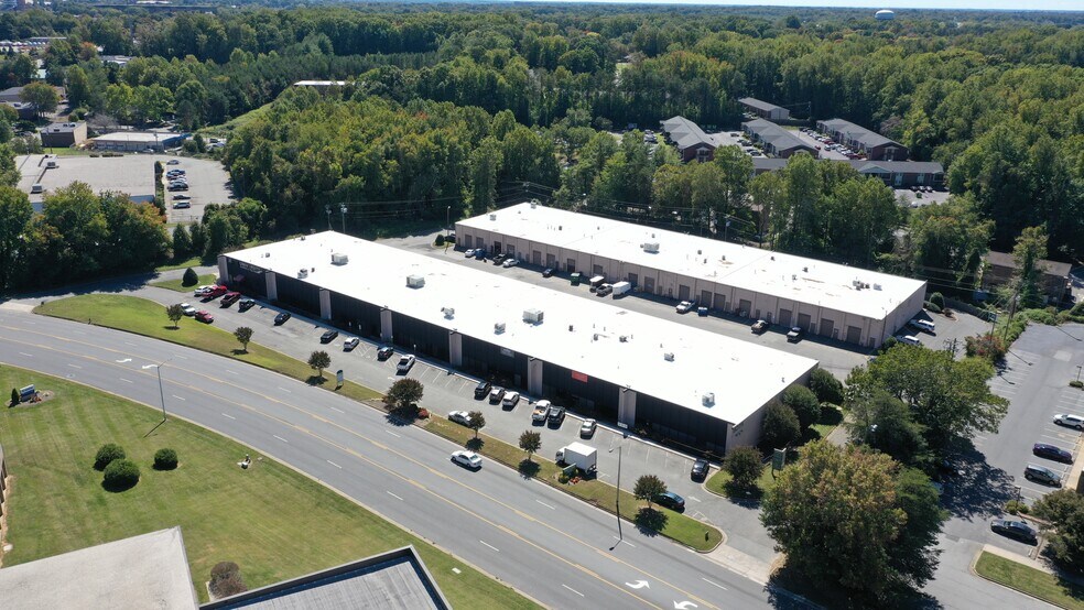 8065 North Point Blvd, Winston-Salem, NC à louer - Photo principale – Image 1 sur 6