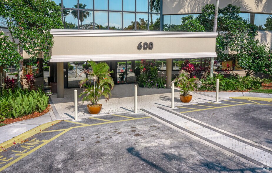 600 S Pine Island Rd, Plantation, FL à louer - Photo de l’immeuble – Image 2 sur 4