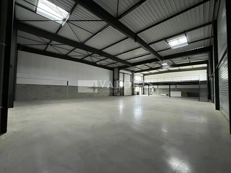 Local d’activités dans Frans à louer - Photo de l’immeuble – Image 2 sur 10