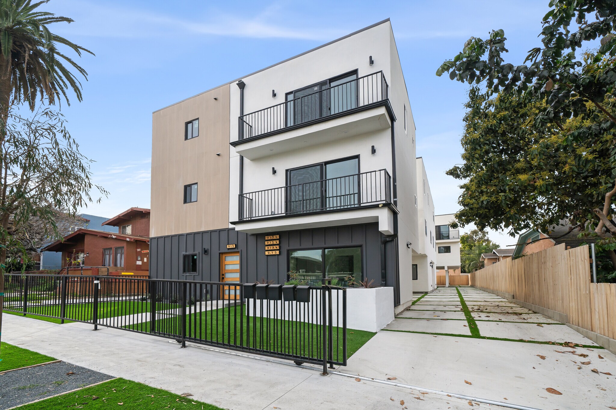 913 N Hobart Blvd, Los Angeles, CA à vendre Photo de l’immeuble– Image 1 sur 42