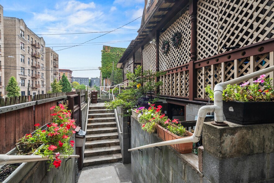 350 E 193rd St, Bronx, NY à vendre - Photo de l’immeuble – Image 2 sur 24