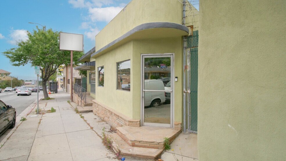 7161 Foothill Blvd, Tujunga, CA à vendre - Photo principale – Image 1 sur 46