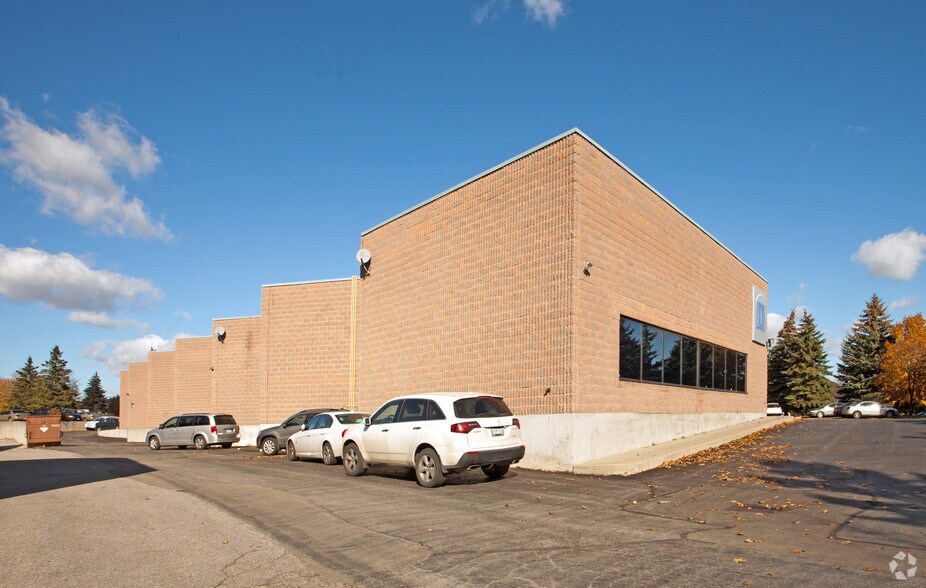146 W Beaver Creek Rd, Richmond Hill, ON à vendre - Photo de l’immeuble – Image 2 sur 5