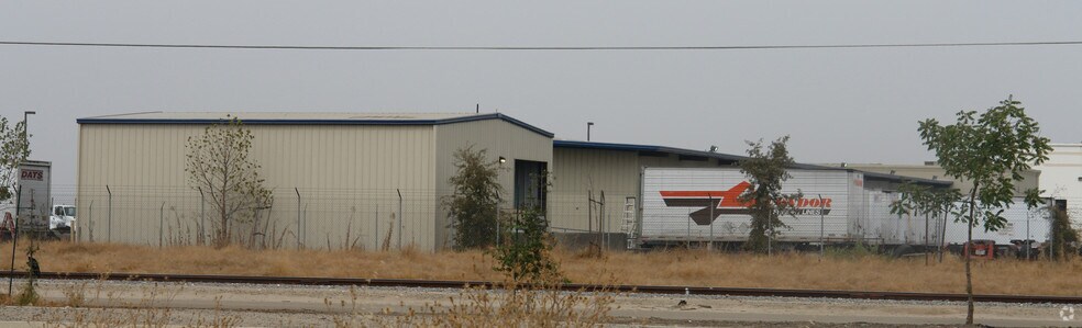 1619 N Plaza Dr, Visalia, CA à louer - Photo de l’immeuble – Image 3 sur 11