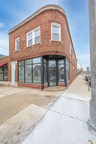 1547 S Oak Park Ave, Berwyn, IL à louer - Photo de l’immeuble – Image 2 sur 12