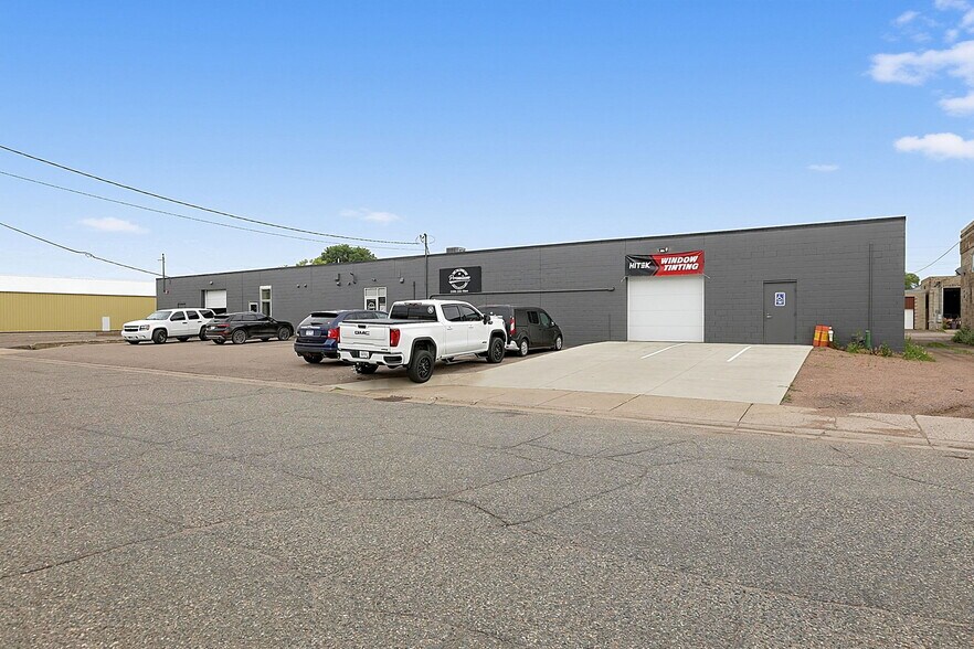 585 1st St SE, Saint Cloud, MN à vendre - Photo de l’immeuble – Image 3 sur 56