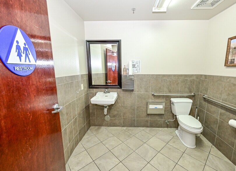7055 N Chestnut Ave, Fresno, CA à vendre - Photo de l’immeuble – Image 3 sur 21