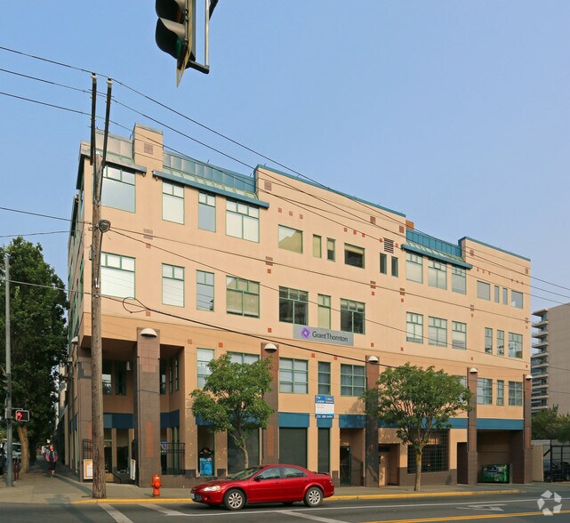 888 Fort St, Victoria, BC à louer - Photo de l’immeuble – Image 2 sur 6