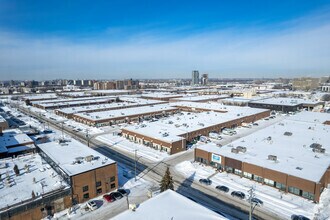 375-455 Rue Deslauriers, Saint-Laurent, QC - VUE AÉRIENNE  vue de carte