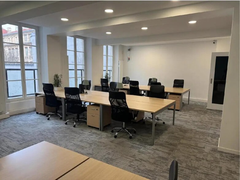 217 Rue Saint-Denis, Paris à louer - Photo de l’immeuble – Image 3 sur 10