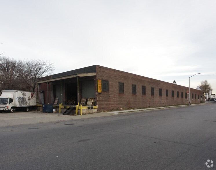 5665 Rust St, Maspeth, NY à louer - Photo principale – Image 1 sur 5