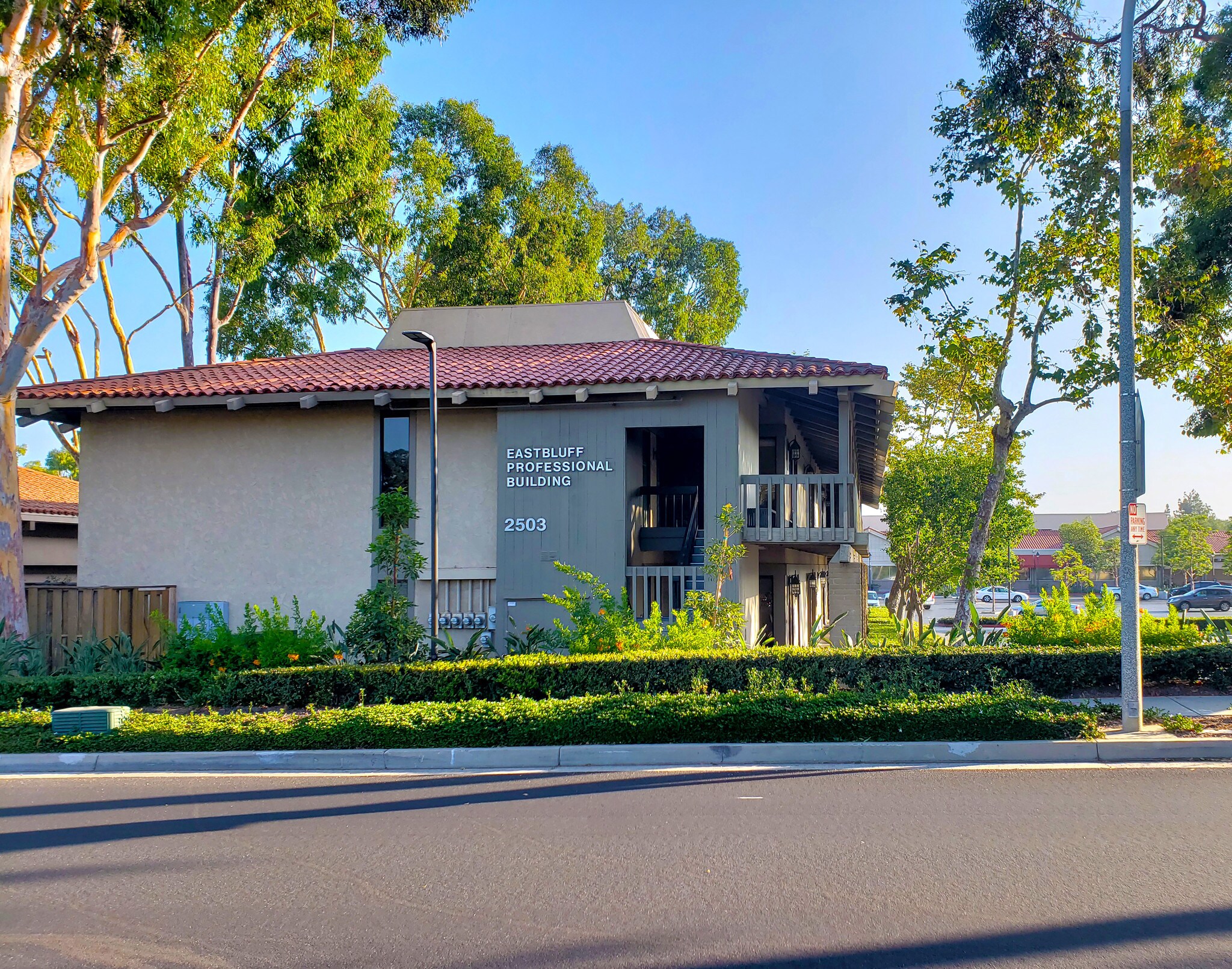 2503 Eastbluff Dr, Newport Beach, CA à louer Photo de l’immeuble– Image 1 sur 19
