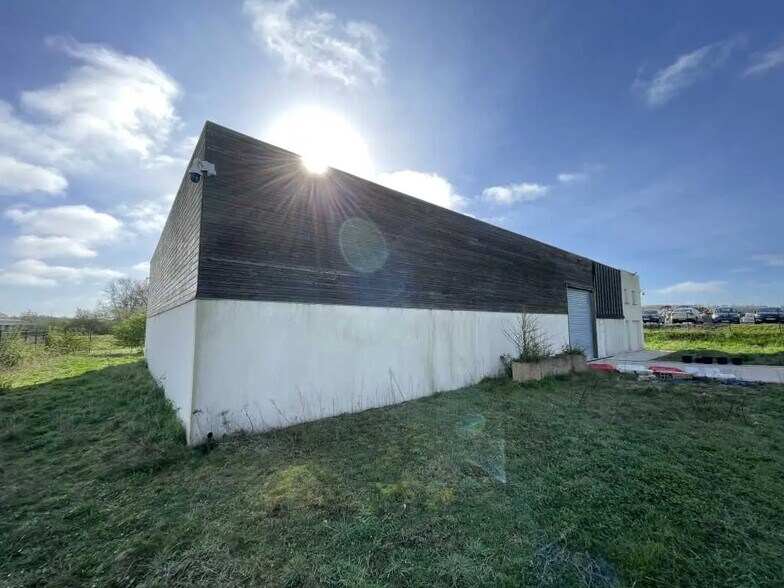 Local d'activités dans Amblainville à vendre - Photo de l’immeuble – Image 3 sur 11