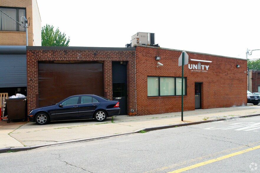 6515 Fresh Meadow Ln, Fresh Meadows, NY à vendre - Photo principale – Image 1 sur 3