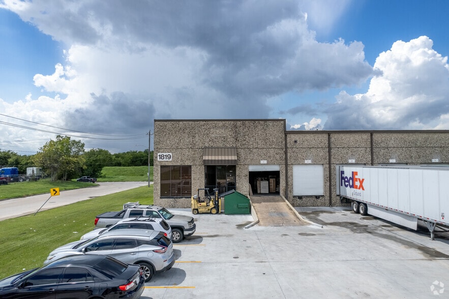 1819 Turning Basin Dr, Houston, TX à louer - Photo de l’immeuble – Image 3 sur 8