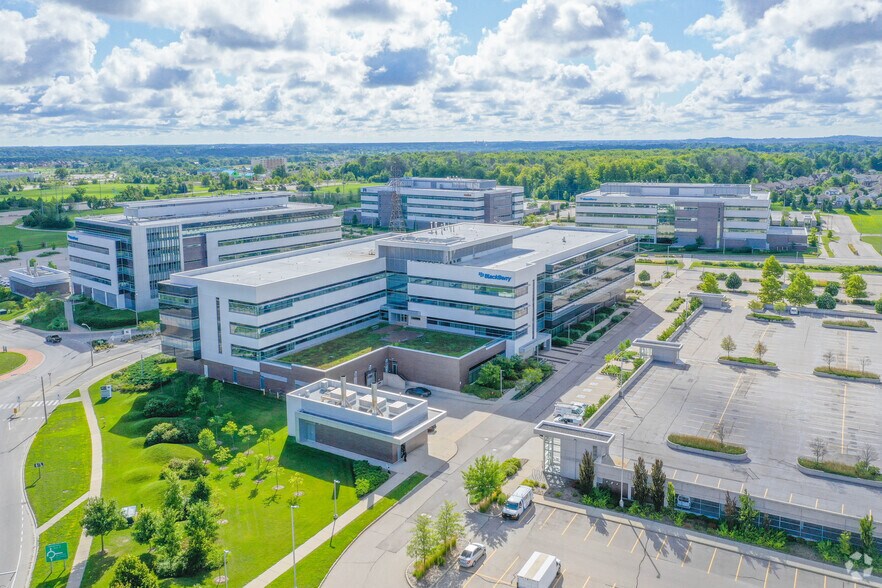2300 University Ave E, Waterloo, ON à louer - Photo de l’immeuble – Image 3 sur 3