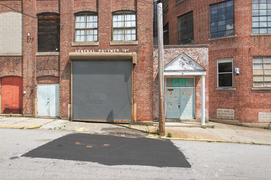 59 Foundry St, Central Falls, RI à vendre - Photo de l’immeuble – Image 3 sur 34