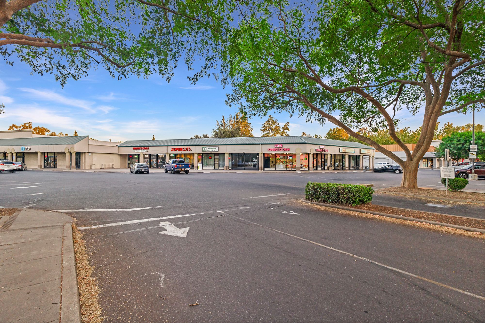 690 Mangrove Ave, Chico, CA à louer Photo de l’immeuble– Image 1 sur 6