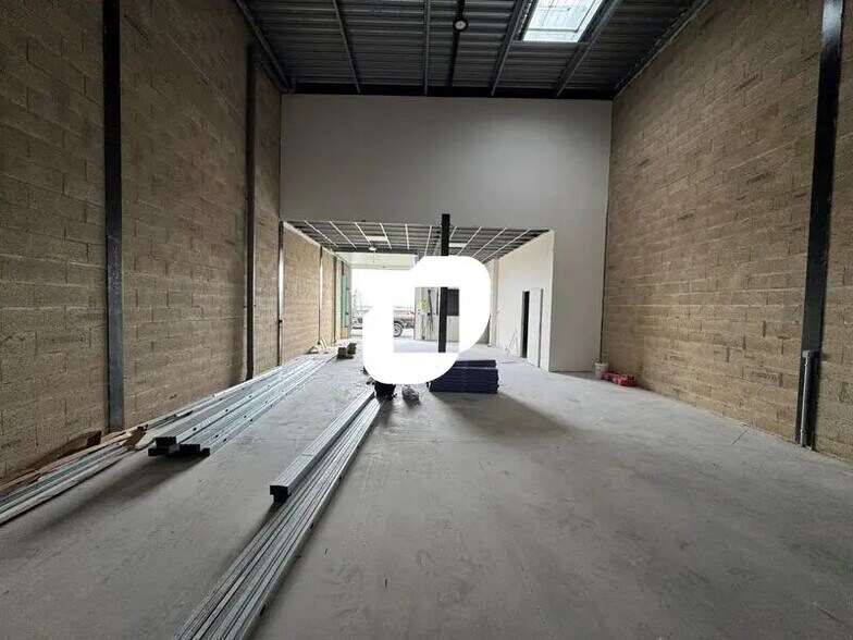 Local d'activités dans Hérouville-en-Vexin à vendre - Photo de l’immeuble – Image 3 sur 15