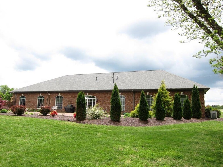 7261 Burlington Rd, Whitsett, NC à vendre - Photo de l’immeuble – Image 3 sur 10