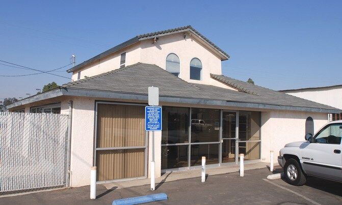 1444 E Mineral King Ave, Visalia, CA à louer - Photo principale – Image 1 sur 3