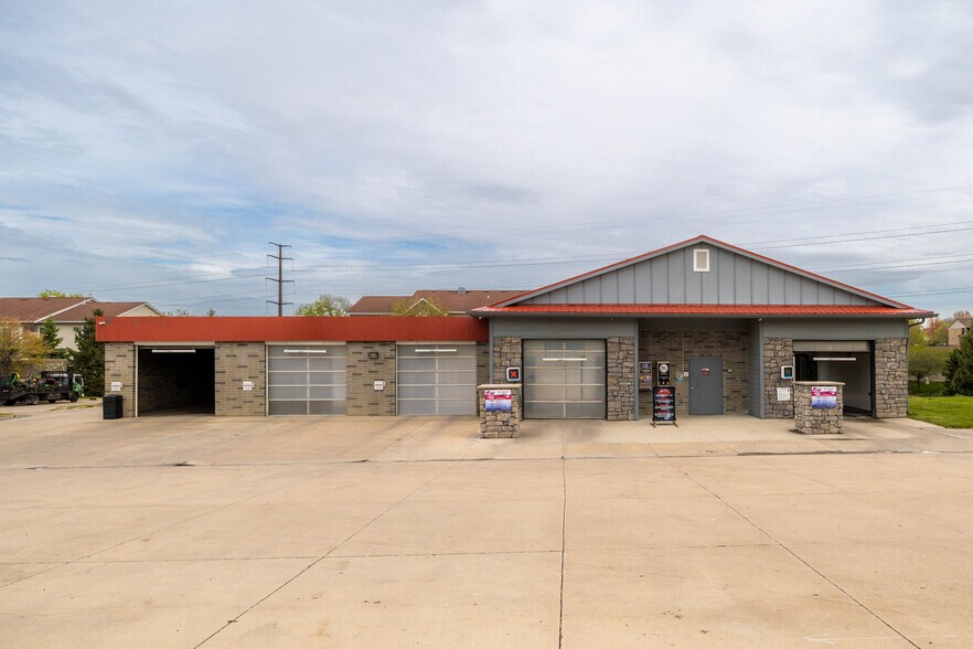 875 Sherrylynn Blvd, Pleasant Hill, IA à vendre - Photo de l’immeuble – Image 1 sur 22