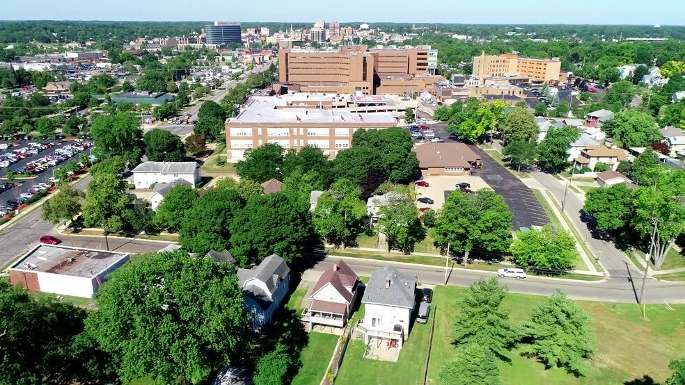 1210 E Michigan Ave, Jackson, MI à vendre - Vidéo sur l’annonce professionnelle – Image 2 sur 9