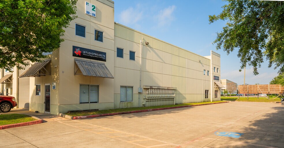 5750 N Sam Houston Pky E, Houston, TX à louer - Photo de l’immeuble – Image 2 sur 32