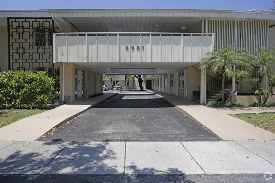 6601 SW 80th St, Miami, FL à louer - Photo de l’immeuble – Image 2 sur 17