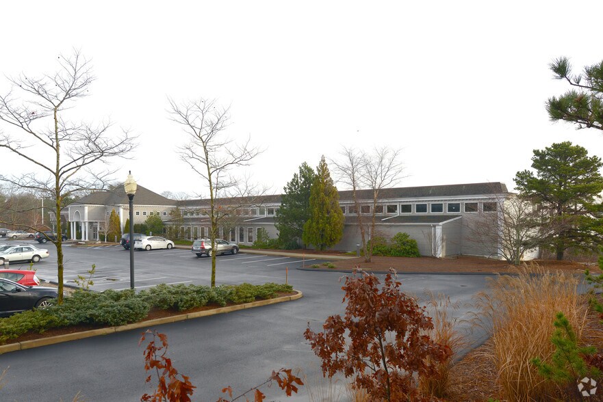 70 Airport Rd, Hyannis, MA à louer - Photo de l’immeuble – Image 2 sur 20
