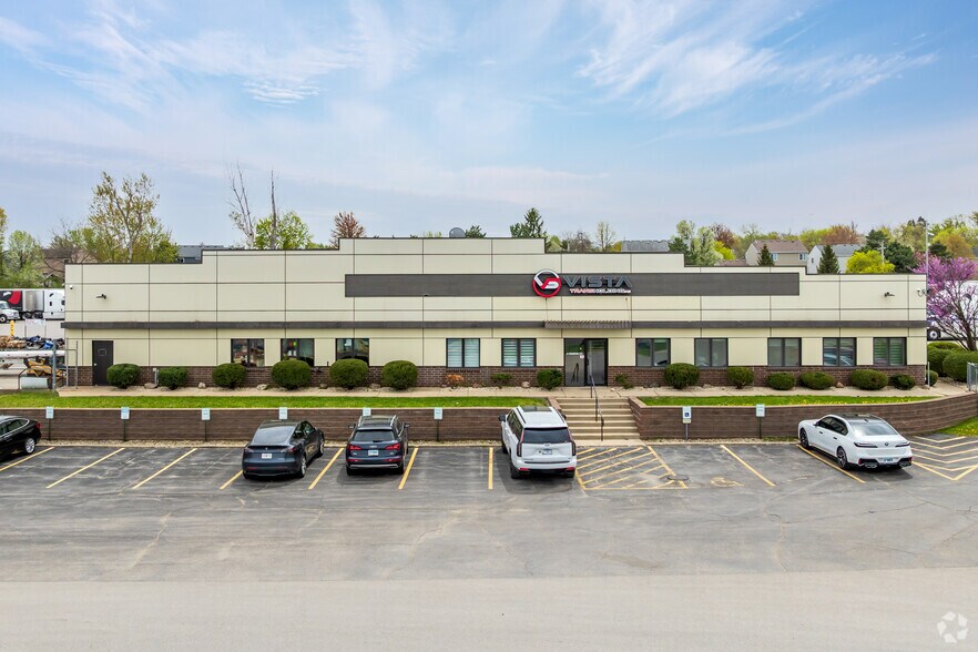 8 Prosper Ct, Lake In The Hills, IL à louer - Photo de l’immeuble – Image 2 sur 5