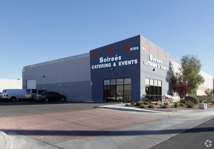 5165 W Oquendo Rd, Las Vegas, NV à louer - Photo principale – Image 1 sur 32