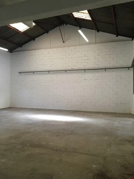 Local d’activités dans Mouans-Sartoux à louer - Photo de l’immeuble – Image 3 sur 6