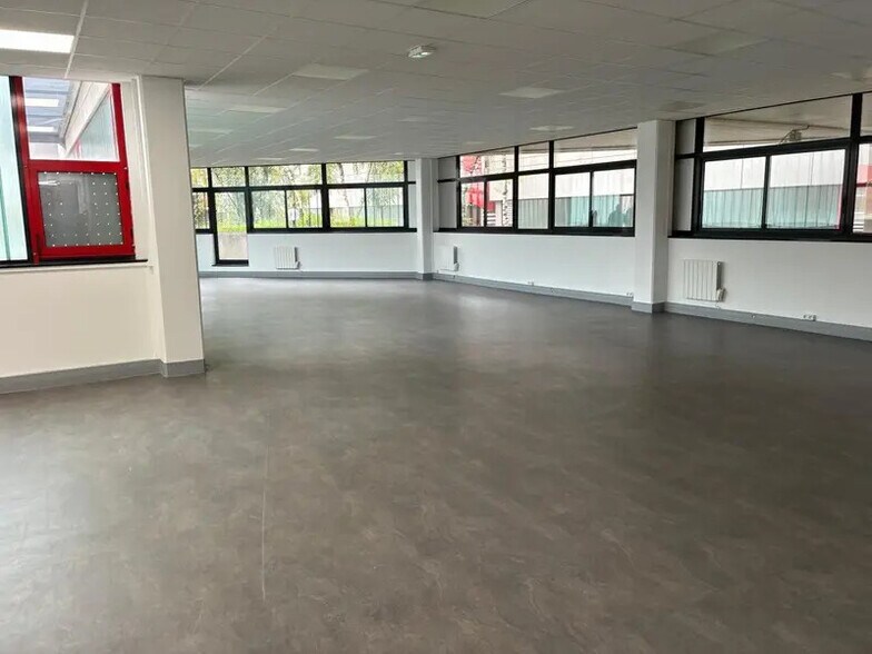 Bureau dans Saint-Denis à louer - Photo de l’immeuble – Image 2 sur 8