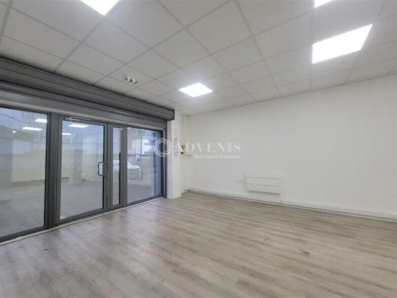 Bureau dans Villeneuve-la-Garenne à louer - Photo de l’immeuble – Image 3 sur 7
