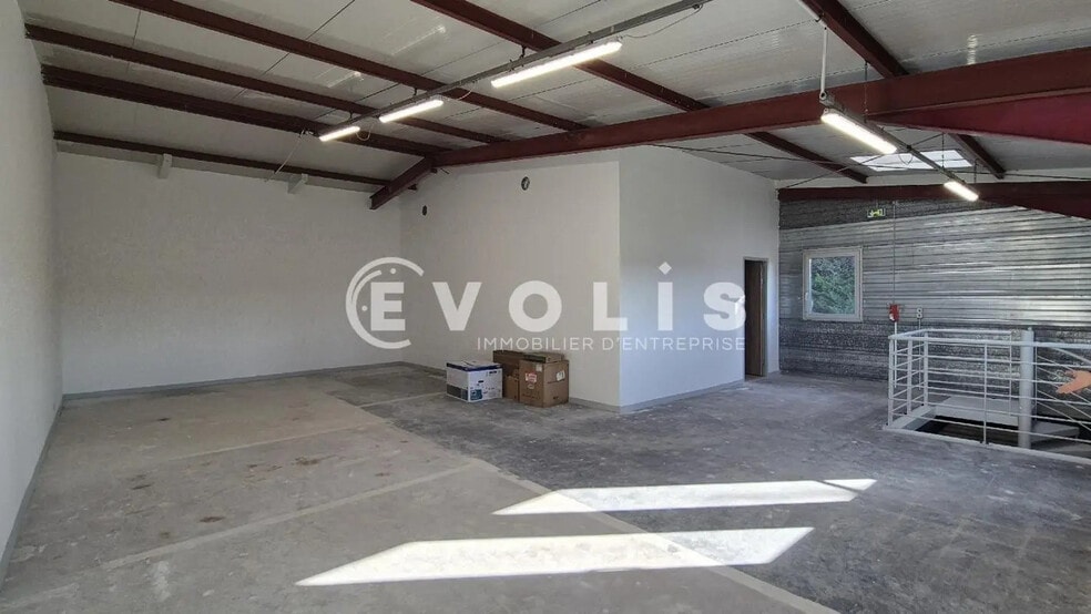 Local d’activités dans Chanteloup-en-Brie à louer - Photo de l’immeuble – Image 3 sur 13