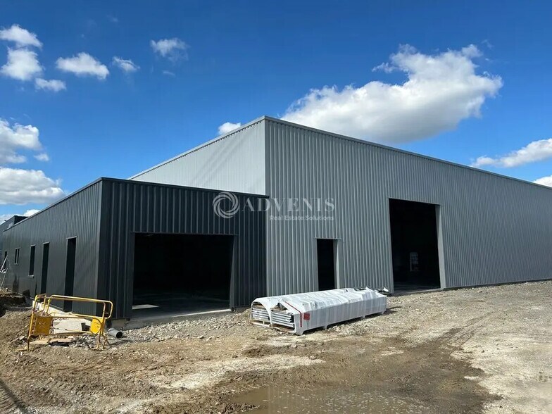 Local d’activités dans Joué-lès-Tours à louer - Photo de l’immeuble – Image 3 sur 8