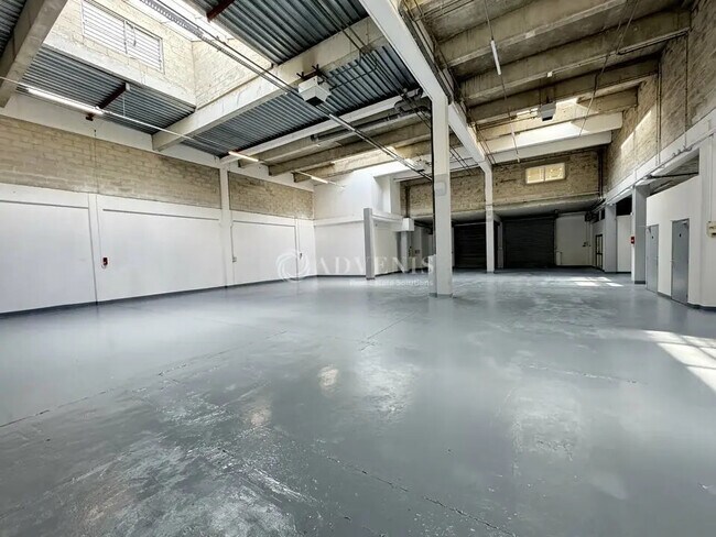 Plus de détails pour Local d'activités à louer