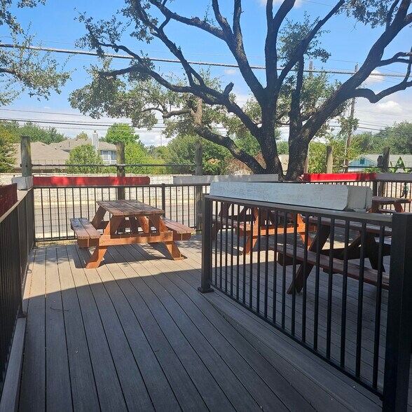 14735 Bratton Ln, Austin, TX à louer - Photo de l’immeuble – Image 3 sur 8
