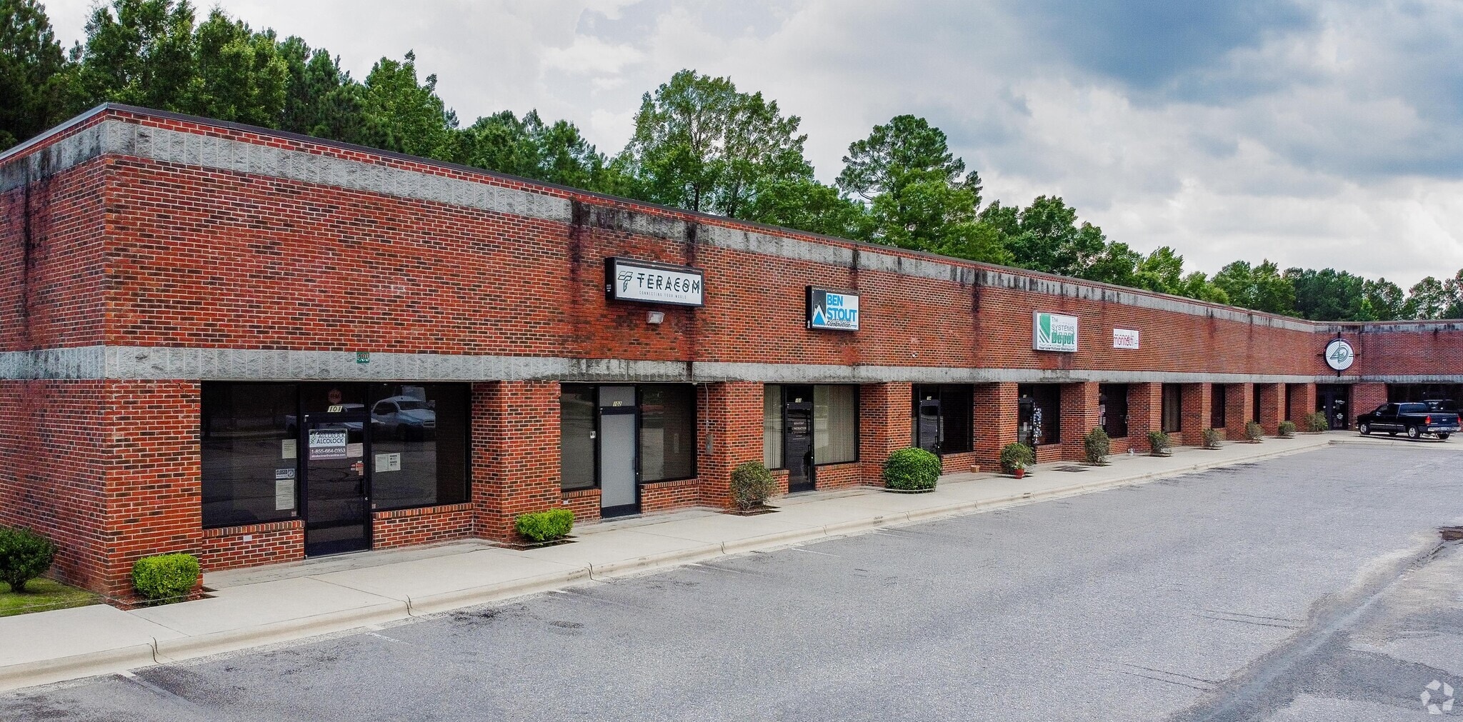409 Chicago Dr, Fayetteville, NC à louer Photo principale– Image 1 sur 75