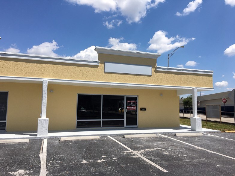 9280 College Pky, Fort Myers, FL à vendre - Photo de l’immeuble – Image 2 sur 17