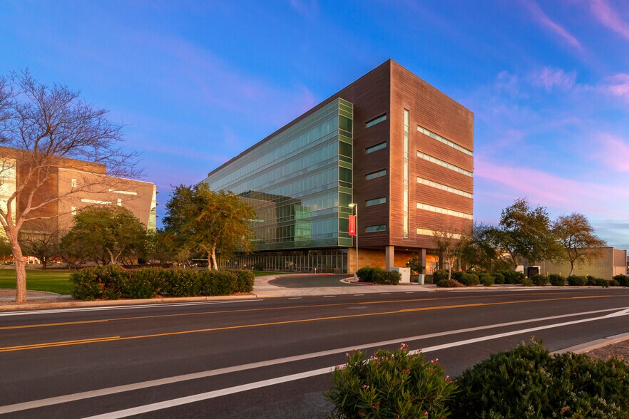 4045 S Riverpoint Pky, Phoenix, AZ à vendre - Photo de l’immeuble – Image 2 sur 12