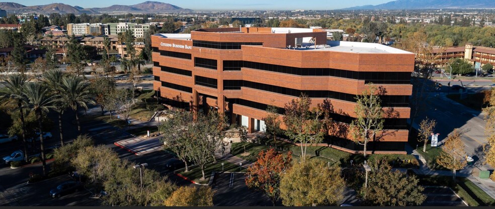 301 E Vanderbilt Way, San Bernardino, CA à louer - Photo de l’immeuble – Image 3 sur 10