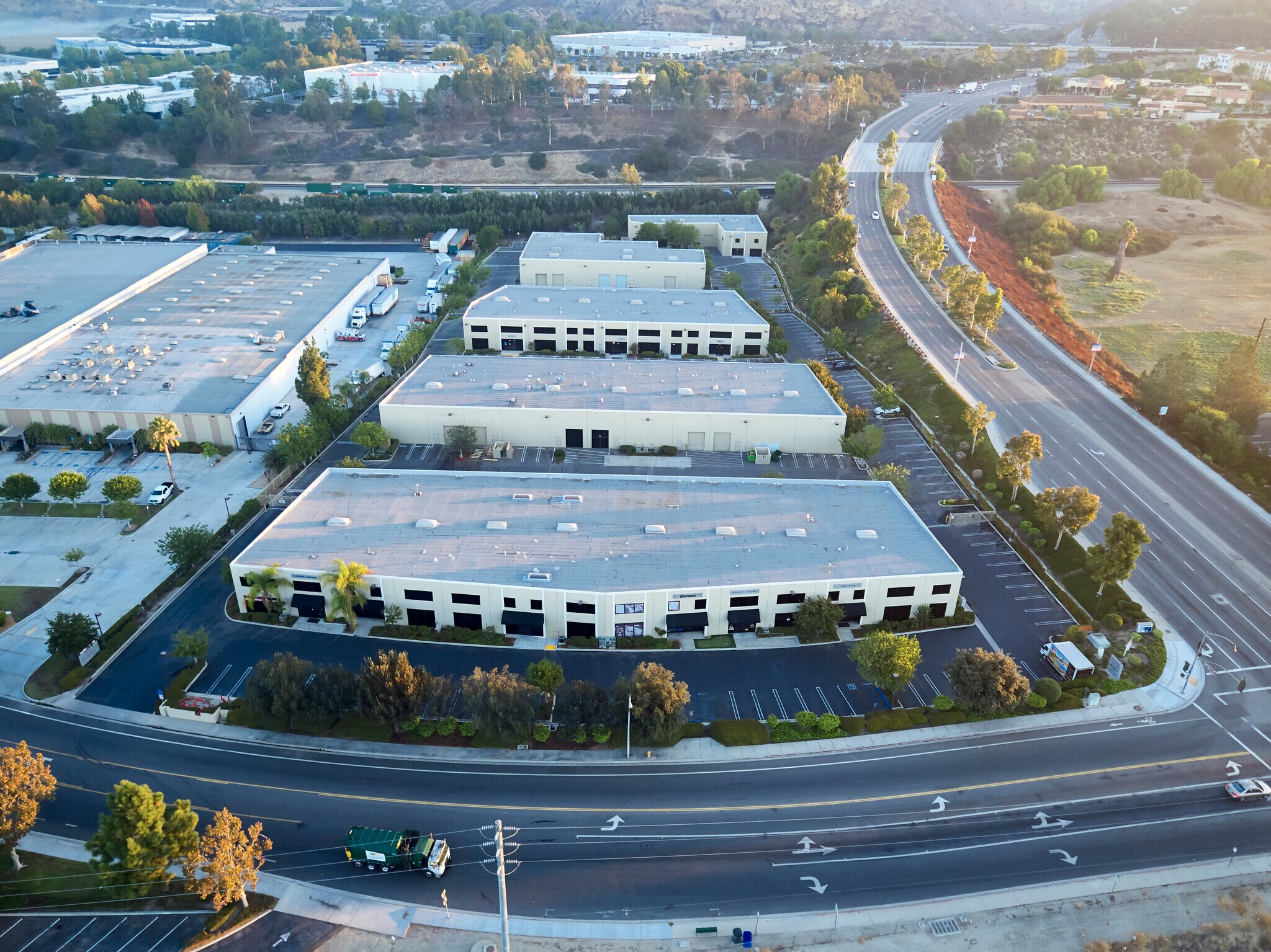 21-29 W Easy St, Simi Valley, CA à louer Photo principale– Image 1 sur 24