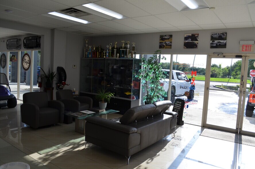 5359 N Nob Hill Rd, Sunrise, FL à vendre - Photo de l’immeuble – Image 3 sur 21