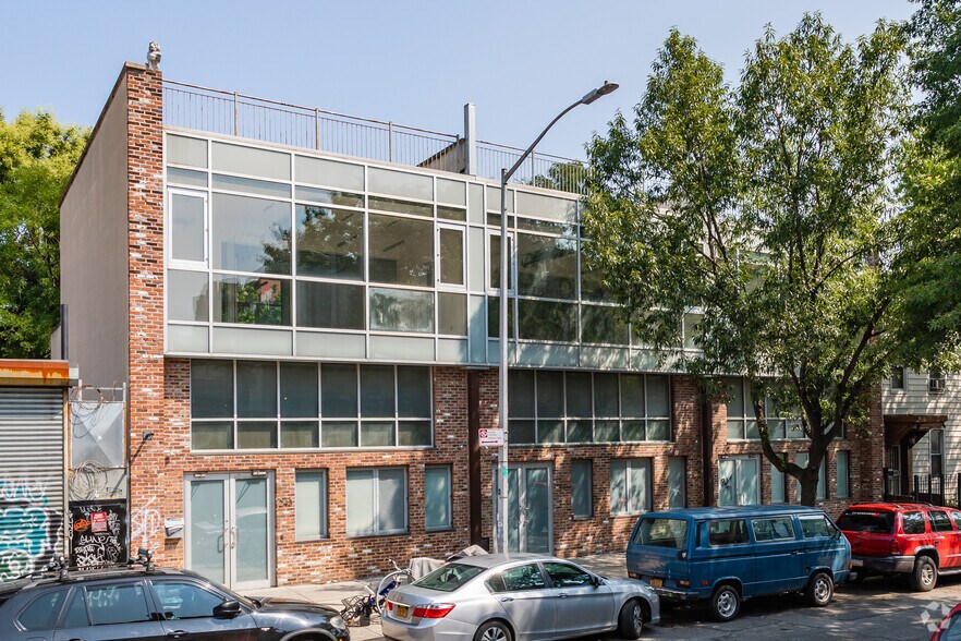 243-247 Boerum St, Brooklyn, NY à louer - Photo de l’immeuble – Image 2 sur 8